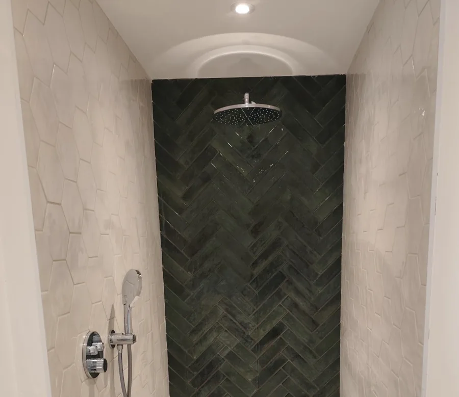 Douche renevezet gant karrelaj glas ha parezhioù gwenn
